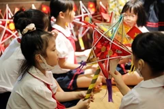 [Photo] Học sinh Thủ đô trải nghiệm làm đồ chơi Trung Thu truyền thống