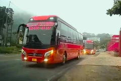 Hình ảnh 3 xe khách Phương Trang cùng lúc lấn làn vượt ẩu trên đỉnh đèo Bảo Lộc được camera của phương tiên lưu thông theo chiều ngược lại ghi lại. (Nguồn: baolamdong.vn)
