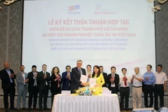 Đại diện Sở Du lịch Thành phố Hồ Chí Minh và Hiệp hội Doanh nghiệp châu Âu tại Việt Nam (EuroCham) ký kết thỏa thuận hợp tác giai đoạn 2022-2024. (Ảnh: Mỹ Phương/TTXVN)