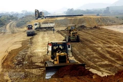 Nhà thầu thi công đoạn tuyến dự án cao tốc Bắc-Nam. (Ảnh: Huy Hùng/TTXVN)