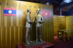 Bức tượng Chủ tịch Hồ Chí Minh và Chủ tịch nước Cộng hòa dân chủ nhân dân Lào Kaysone Phomvihane thể hiện mối quan hệ đặc biệt Việt Nam-Lào. (Ảnh: Quang Quyết/TTXVN)