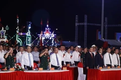 Chủ tịch nước Nguyễn Xuân Phúc và các đại biểu thực hiện nghi thức chào cờ. (Ảnh: Thống Nhất/TTXVN)