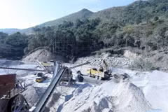 Sản suất đá tại Mỏ đá Lũng Cái Đay của Doanh nghiệp tư nhân Ngọc Dụ, huyện Bình Gia, tỉnh Lạng Sơn. (Ảnh: Anh Tuấn/TTXVN)