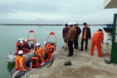 Lực lượng cứu hộ, cứu nạn tiếp tục triển khai công tác tìm kiếm người mất tích trong vụ chìm ca nô ở vùng biển Cửa Đại. (Ảnh: Trần Tĩnh/TTXVN)