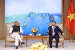 Thủ tướng Phạm Minh Chính tiếp Bộ trưởng Quốc phòng Cộng hòa Ấn Độ Rajnath Singh. (Ảnh: Dương Giang/TTXVN)