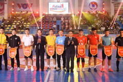 Ban tổ chức tặng cờ cho các đội tham gia giải đấu. (Nguồn: baolaodong.vn)