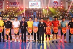 Ban tổ chức tặng cờ cho các đội tham gia giải đấu. (Nguồn: baolaodong.vn)