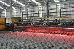 Công ty cổ phần thép Việt Đức sản xuất các sản phẩm thép xây dựng. (Ảnh: Nguyễn Trọng Lịch/TTXVN)