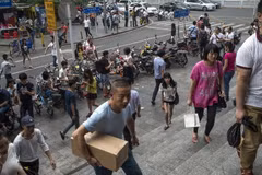 Người dân mua sắm tại khu chợ bán thiết bị điện tử lớn nhất thế giới Hoa Cường Bắc ở Thâm Quyến, Trung Quốc, ngày 24/4/2015. (Ảnh: AFP/TTXVN)