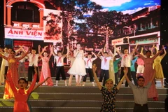 Tiết mục "Ơi cuộc sống mến thương" dưới sự trình bày của ca sỹ Võ Hạ Trâm. (Ảnh: Thu Hương/TTXVN)