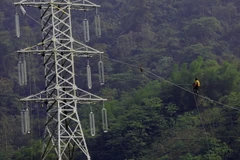 Để thi công kéo dây, ngành điện lực Lào Cai đã phải cắt điện tại một số ngăn lộ. (Ảnh: Huy Hùng/TTXVN)