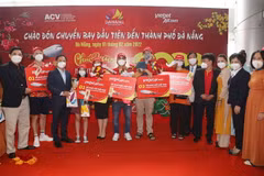 Ban tổ chức tặng hoa, quà chúc mừng những vị khách đến Đà Nẵng xông đất ngày đầu xuân mới Nhâm Dần 2022. (Ảnh: Trần Lê Lâm/TTXVN)