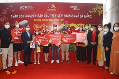 Ban tổ chức tặng hoa, quà chúc mừng những vị khách đến Đà Nẵng xông đất ngày đầu xuân mới Nhâm Dần 2022. (Ảnh: Trần Lê Lâm/TTXVN)