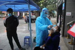 Thành phố Thanh Hóa đang đẩy mạnh công tác sàng lọc y tế, tổ chức test nhanh để phát hiện các trường hợp F0. (Ảnh: Hoa Mai/TTXVN)