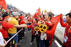 Bốn vận động viên Trương Thị Phương, Diệp Thị Hương, Nguyễn Thị Hương Nguyễn Thị Ngân giành huy chương Vàng nội dung thuyền 4 nữ Canoeing 500m (WC4 500) trong niềm vui sướng của các cổ động viên. (Ảnh: Minh Đức/TTXVN)