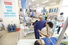 Thời tiết thay đổi thất thường, nhiều bệnh nhân là người cao tuổi phải nhập viện. (Ảnh: Minh Quyết/TTXVN) 