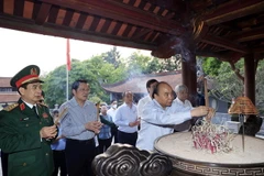 Chủ tịch nước Nguyễn Xuân Phúc dâng hương tại Đền thờ Đức Quốc tổ Lạc Long Quân. (Ảnh: Thống Nhất/TTXVN)