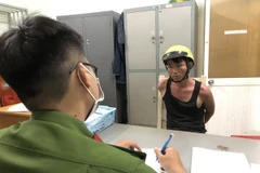 Đối tượng cướp tiệm vàng ở thành phố Dĩ An, tỉnh Bình Dương bị bắt giữ. (Ảnh: TTXVN phát)