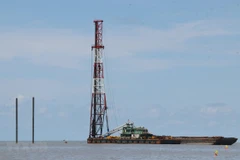 Công trình điện gió Tân Thuận (Cà Mau) tiến hành đóng cọc, hình thành những trụ điện gió đầu tiên trên vùng biển Tân Thuận ở huyện Đầm Dơi. (Ảnh: Huỳnh Thế Anh/TTXVN)