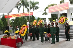 Một lễ truy điệu, an táng hài cốt liệt sỹ được quy tập. (Ảnh: Minh Tâm/TTXVN)