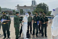 Lực lượng chức năng Việt nam nhân bàn giáo đối tường bị truy nã từ lực lượng chức năng Trung Quốc. (Ảnh TTXVN phát)