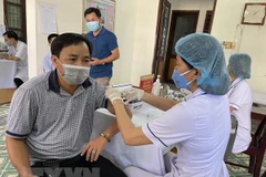 Tiêm phòng vaccine phòng COVID-19 cho các nhà báo. (Ảnh: Hồ Cầu/TTXVN)