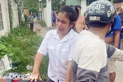 Chị Nhi khóc ngất khi chưa tìm được tung tích con mình. (Nguồn: baodongnai.com.vn)