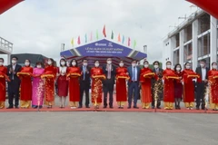 Lãnh đạo thành phố Đà Nẵng thực hiện nghi thức xuất xưởng lô hàng máy tính bảng đầu năm Nhâm Dần. (Ảnh: Quốc Dũng/TTXVN)
