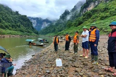 Lực lượng chức năng tìm kiếm hai vợ chồng mất tích trên sông Gâm. (Ảnh: Minh Tâm/TTXVN)