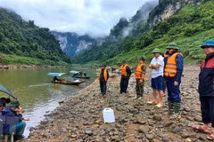 Lực lượng chức năng tìm kiếm hai vợ chồng mất tích trên sông Gâm. (Ảnh: Minh Tâm/TTXVN)
