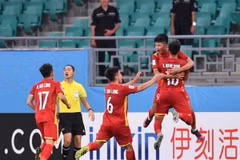 Các cầu thủ U23 Việt Nam vui mừng sau khi ghi bàn thắng vào lưới U23 Thái Lan. (Ảnh: TTXVN phát)