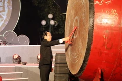 Ông Phạm Quang Ngọc, Phó Bí thư Tỉnh ủy, Chủ tịch UBND tỉnh Ninh Bình đánh trống khai hội. (Ảnh: Đức Phương/TTXVN)