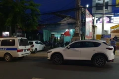Lực lượng chức năng tổ chức khám nghiệm hiện trường vụ việc. (Ảnh: Đậu Tất Thành/TTXVN)