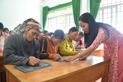 Cô Nguyễn Thị Thu Thủy, giáo viên tại Trường Tiểu học- Trung học cơ sở Trần Quốc Toản, xã Đắk Ha, huyện Đắk Glong thấy vui và phấn khởi vì làm được việt tốt cho xã hội là mang con chữ đến cho người dân. (Ảnh: Nguyên Dung/TTXVN)