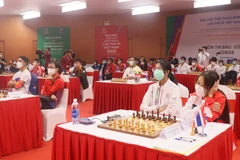 Các vận động viên tham dự lễ khai mạc môn cờ vua. (Ảnh: Văn Đức/TTXVN)