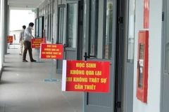 Trường học chuẩn bị các tấm bảng hướng dẫn học sinh thực hiện các quy tắc phòng chống dịch, tránh tập trung đông người. (Ảnh: Văn Dũng/TTXVN)