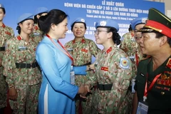 Chủ tịch Hội Liên Hiệp Phụ nữ Việt Nam Hà Thị Nga thăm hòi, động viên các nữ cán bộ, chiến sỹ Bệnh viện dã chiến cấp 2 số 3 trước khi lên đường làm nhiệm vụ. (Ảnh: Thanh Vũ/TTXVN)