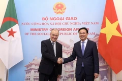 Thứ trưởng Bộ Ngoại giao Phạm Quang Hiệu và Tổng Thư ký Bộ Ngoại giao và cộng đồng người Algeria Chakib Rachid Kaid. (Ảnh: Lâm Khánh/TTXVN)
