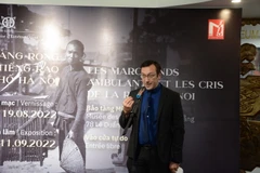 Ông Samuel Delameziere, Quyền Giám đốc Viện Pháp tại Đà Nẵng giới thiệu về các tác phẩm triển lãm. (Ảnh: Văn Dũng/TTXVN)