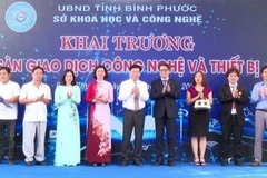 Lãnh đạo tỉnh Bình Phước và Bộ Khoa học và Công nghệ thực hiện nghi thức khai trương Sàn giao dịch công nghệ và thiết bị tỉnh Bình Phước. (Ảnh: TTXVN phát)