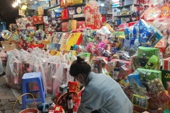 Đóng giỏ quà Tết tại cửa hàng tạp hóa Minh Tâm, 108 A12 Nghĩa Tân, quận Cầu Giấy, Hà Nội. (Ảnh: Phương Anh/TTXVN)