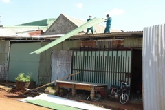 Nhiều nhà cửa bị hư hại do lốc xoáy. (Ảnh: K GỬIH/TTXVN)