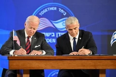 Tổng thống Hoa Kỳ Joe Biden và Thủ tướng Yair Lapid, ký cam kết an ninh tại Jerusalem, vào ngày 14/7. (Nguồn: AFP)