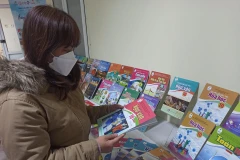 Sách giáo khoa lớp 10 mới sẽ được đưa vào giảng dạy trong các nhà trường từ năm học 2022-2023. (Ảnh: Phạm Mai/Vietnam+)