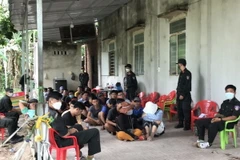 Hiện trường bắt quả tang 35 đối tượng tham gia đá gà. (Ảnh: TTXVN phát)