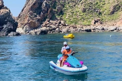 Du khách vui chơi tại Khu du lịch biển Kỳ Co. (Ảnh: TTXVN phát)