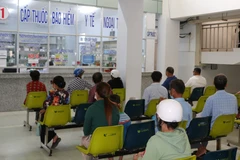 Bệnh nhân chờ nhận thuốc bảo hiểm y tế tại Bệnh viện đa khoa tỉnh Bạc Liêu. (Ảnh: Tuấn Kiệt/TTXVN)