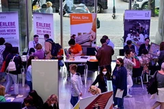 Người lao động tìm việc tại một hội chợ việc làm ở Berlin, Đức. (Ảnh: AFP/TTXVN)