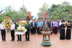 Đoàn đại biểu Hội Nhà báo Việt Nam dâng hương tưởng niệm Chủ tịch Hồ Chí Minh tại Nhà tưởng niệm Người trên đỉnh đèo De, xã Phú Đình, huyện Định Hóa, tỉnh Thái Nguyên. (Ảnh: Hoàng Nguyên/TTXVN)