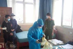 Công an bắt giữ nhóm thanh niên trong khách sạn. (Nguồn: cand.com.vn)